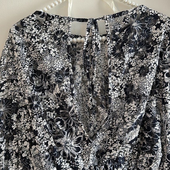 Topshop Navy Floral Blouse w Sheer Fabric, Open Back, and flutter sleeves - Picture 5 of 5